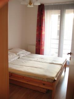 A Riverside apartmanban kiadó egy 46m2-es amerikai konyhás, nagy erkélyes lakás. 