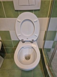 Eladó a Riverside-ban több bútor, szaniter, redőnyök!