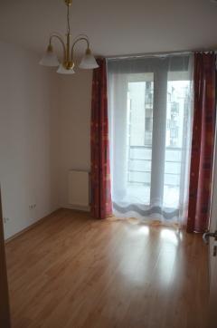 A Riverside apartmanban kiadó egy 46m2-es kis részben bútorozott lakás.