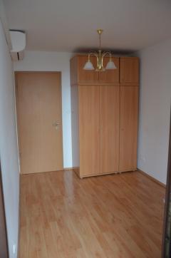 A Riverside apartmanban kiadó egy 46m2-es kis részben bútorozott lakás.
