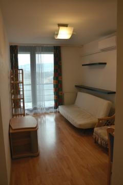 A Riverside apartmanban kiadó egy 46m2-es kis részben bútorozott lakás.